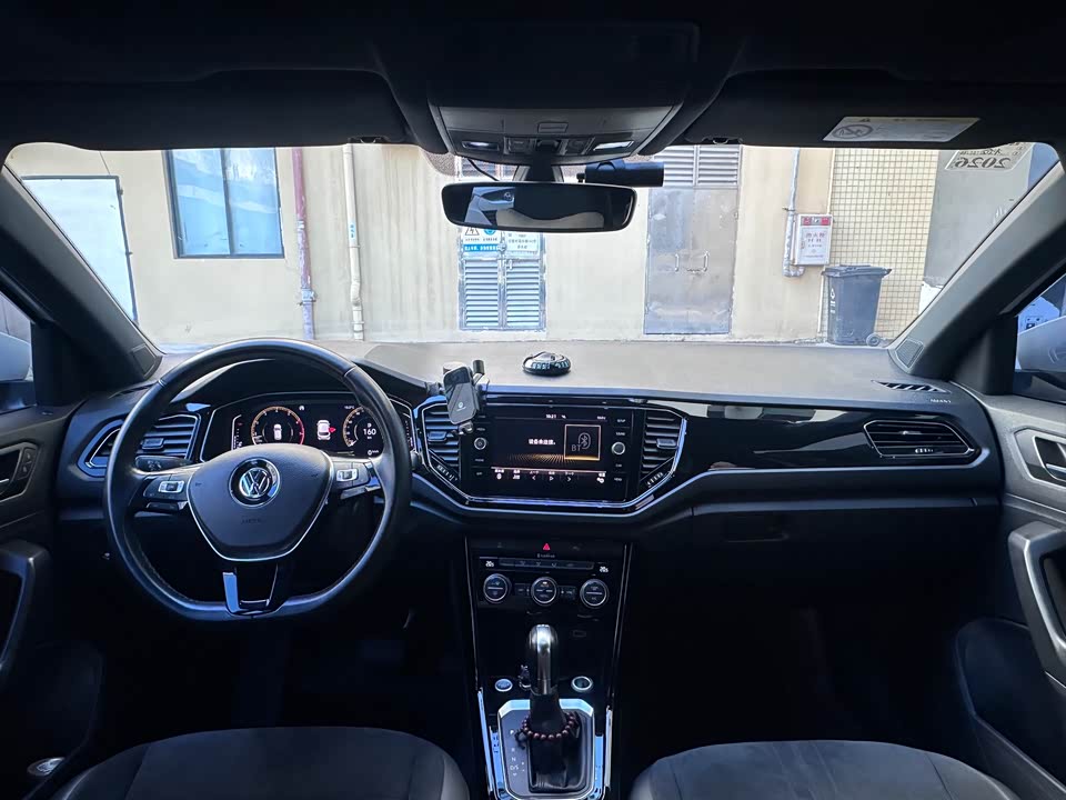 Volkswagen T-ROC exploring Songs