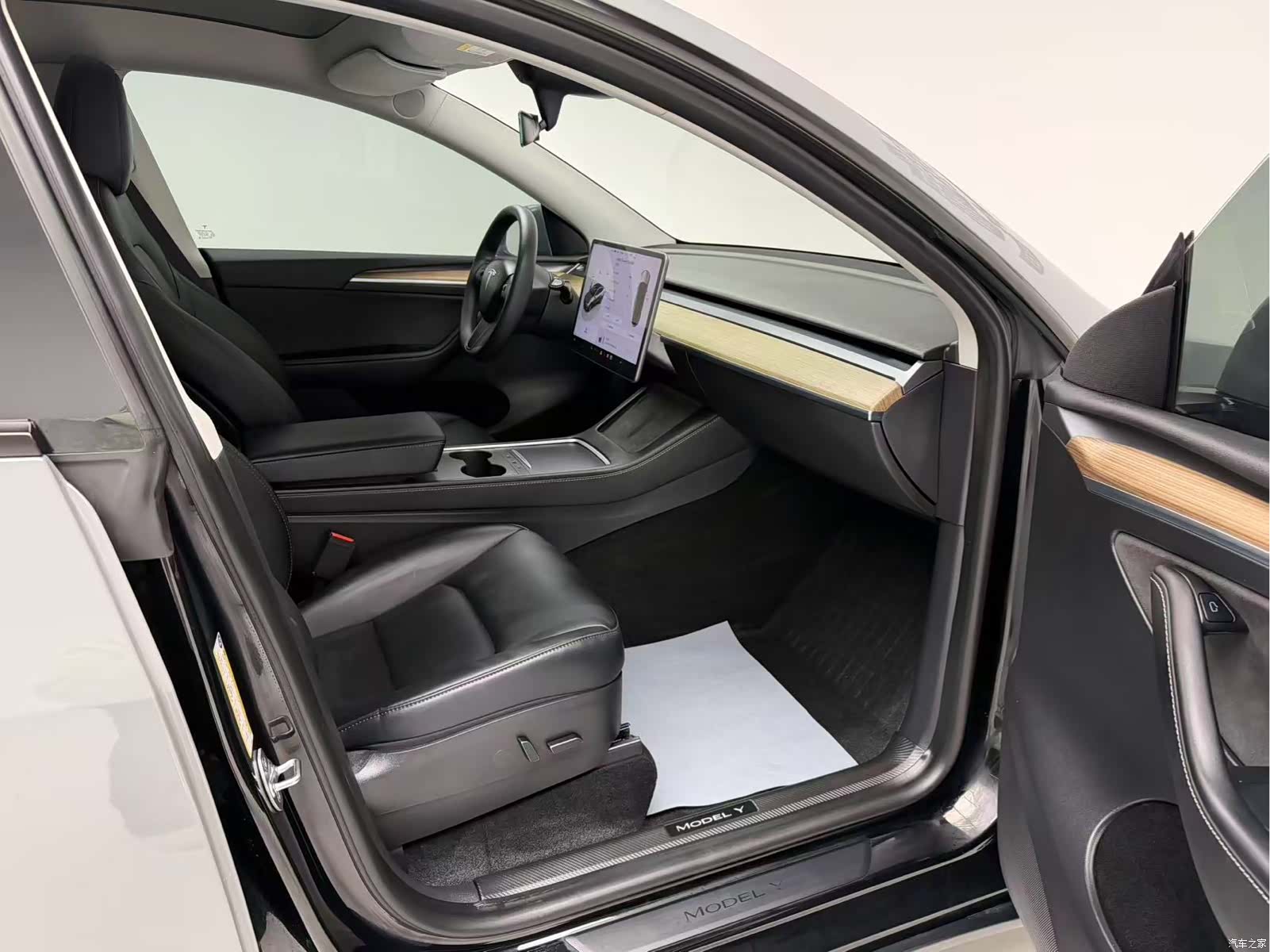 Tesla Model Y, 2023 16