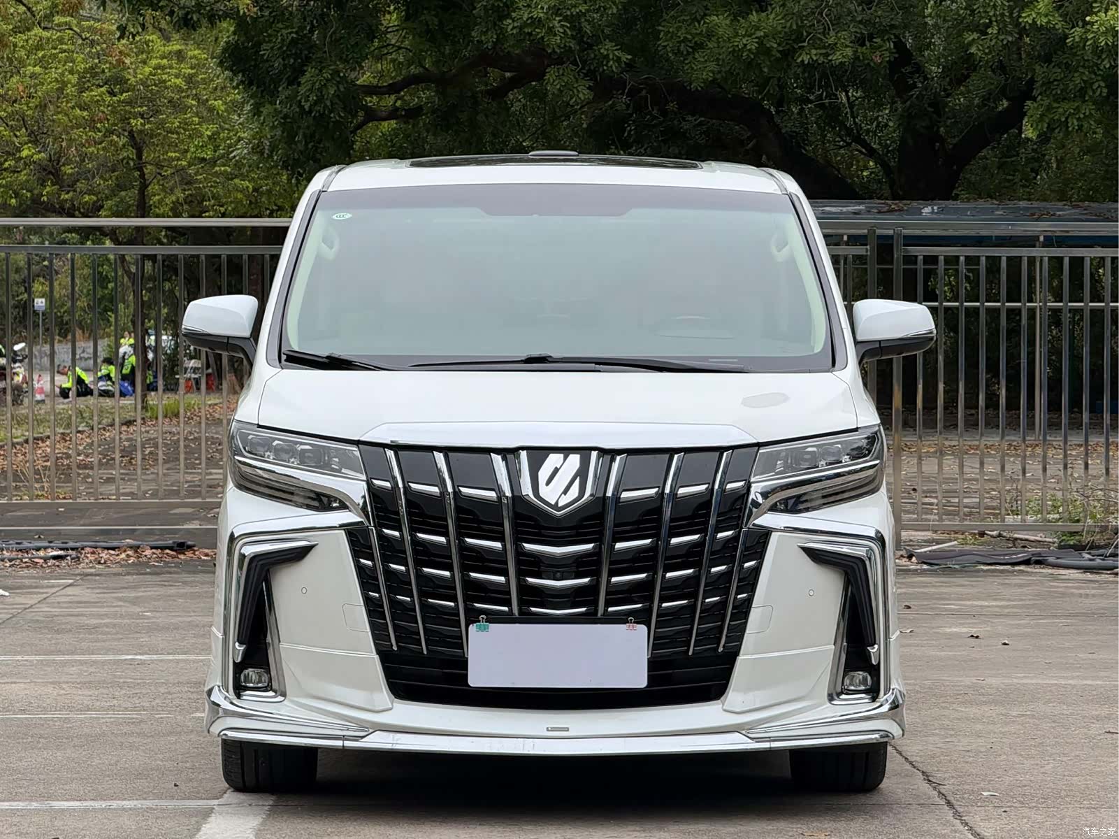 Toyota Alphard, 2018 1