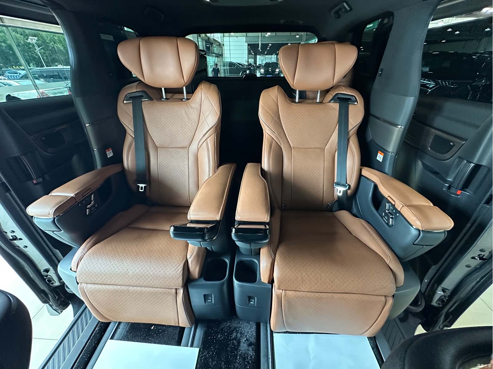 Toyota Alphard, 2023 20