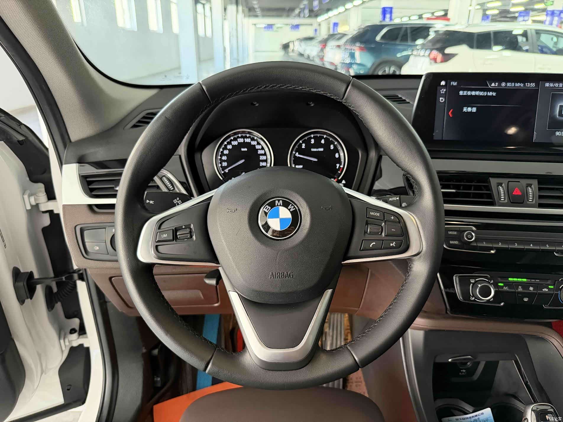 BMW X1, 2022 все фото