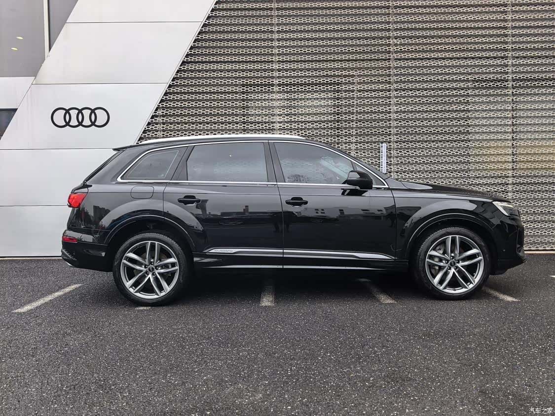 Audi Q7, 2025 3