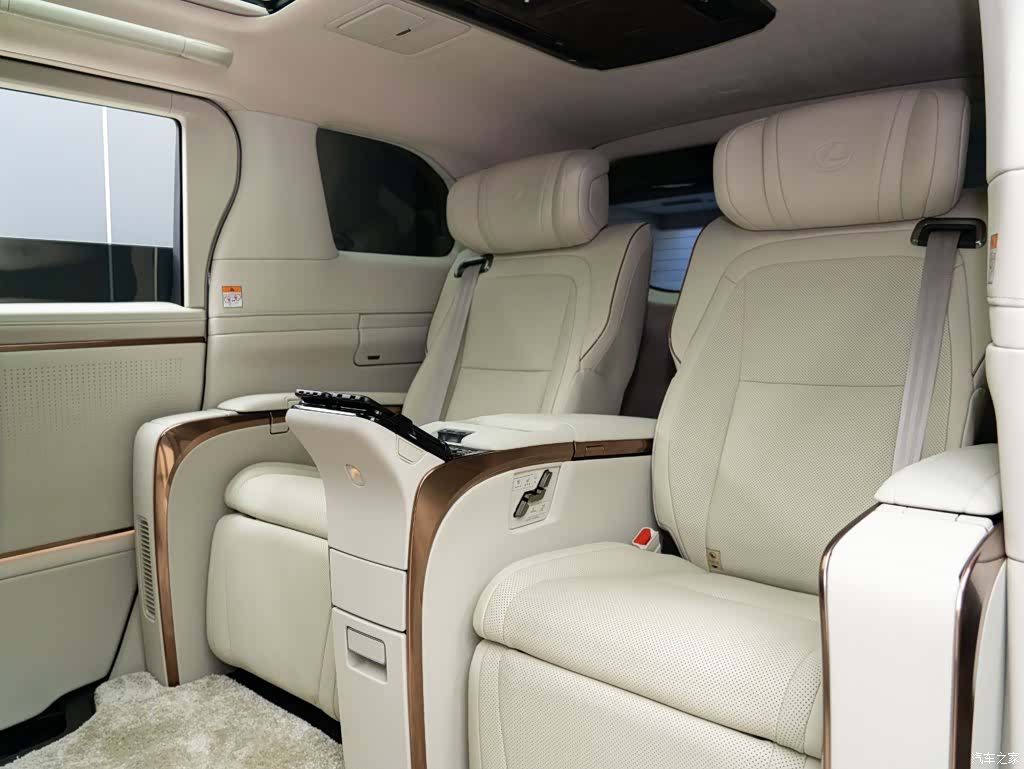 Lexus LM, 2026 11