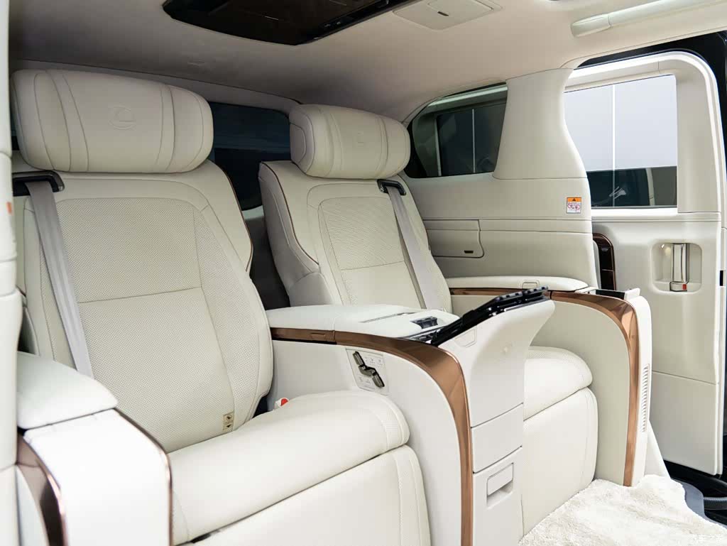 Lexus LM, 2026 14