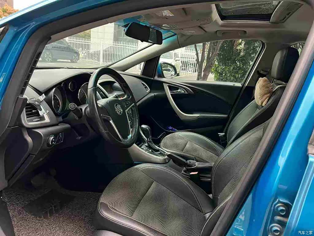 Buick XT, 2010 7