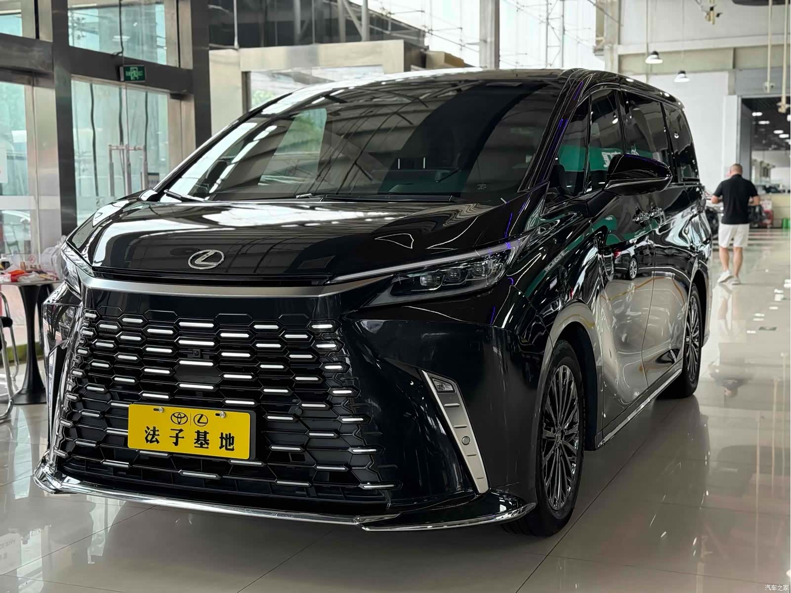 Lexus LM, 2024 4