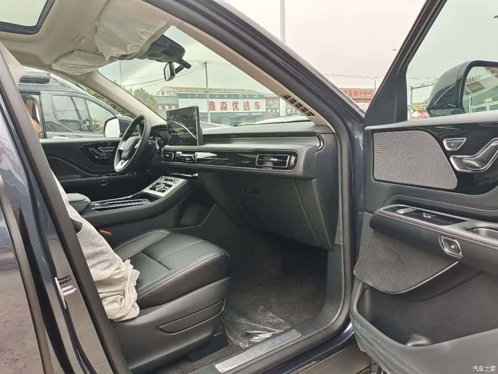 Lincoln Aviator, 2023 12
