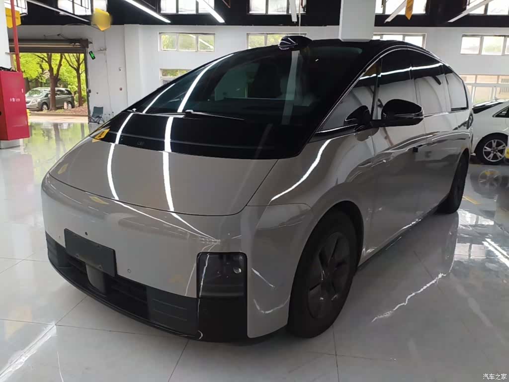 Li Auto MEGA, 2025 1