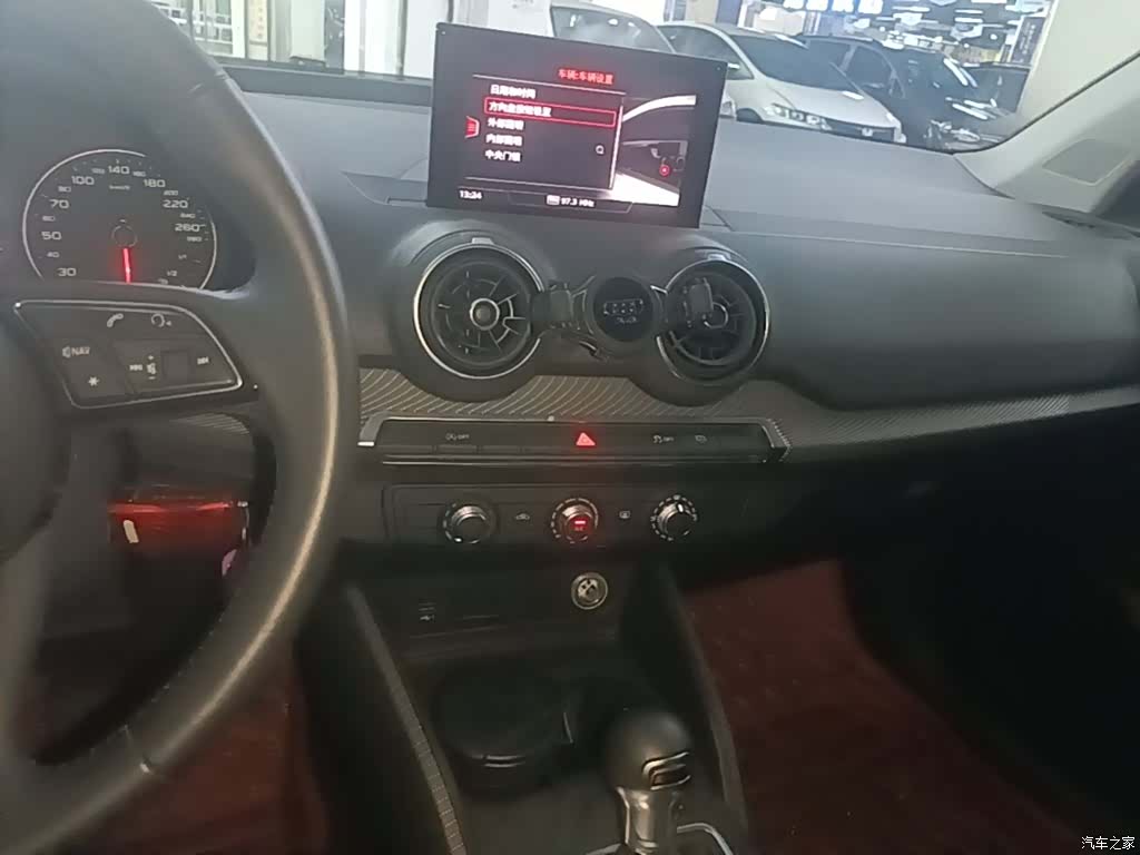 Audi Q2L, 2020 13