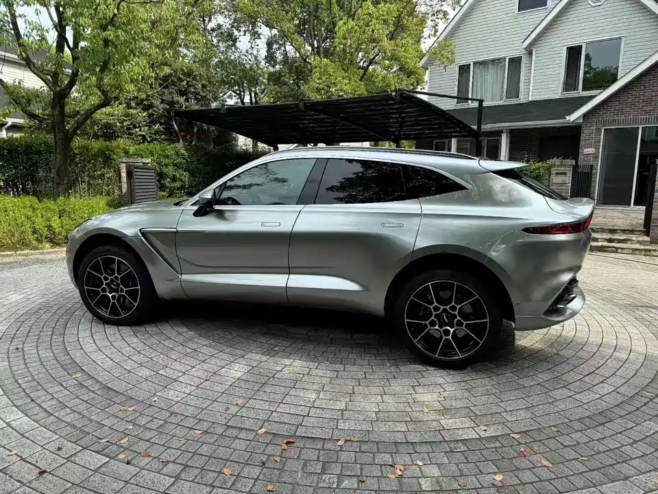 Aston Martin DBX Aston Martin DBX