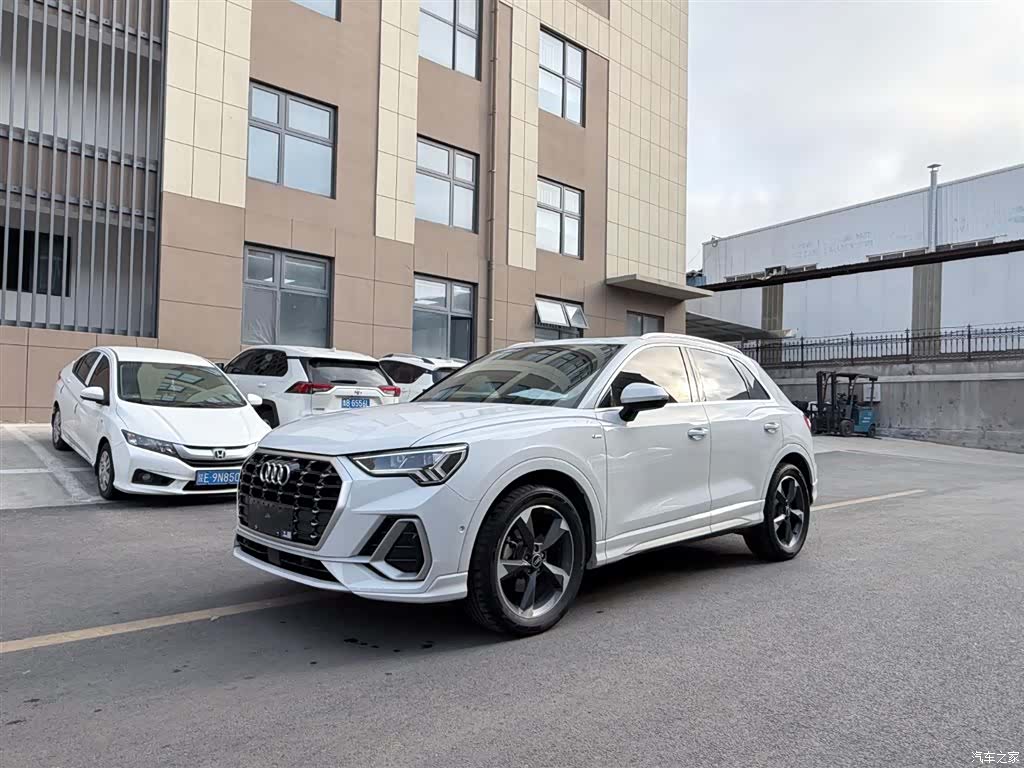 Audi Q3, 2022 1