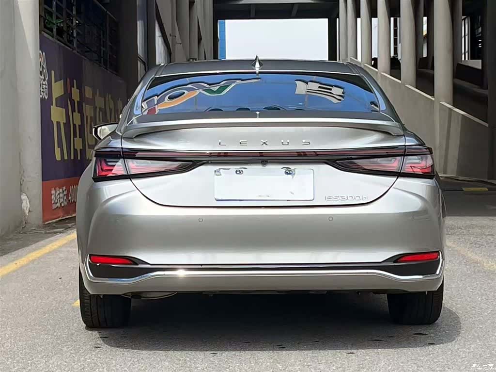 Lexus ES, 2025 4