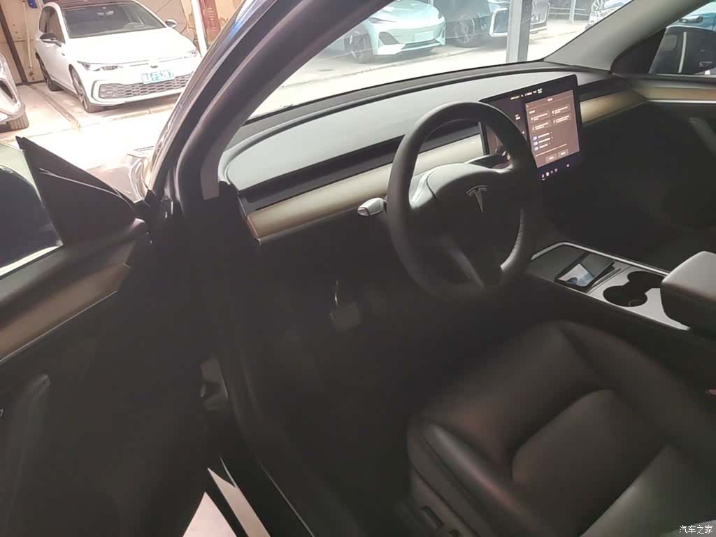 Tesla Model Y, 2023 16