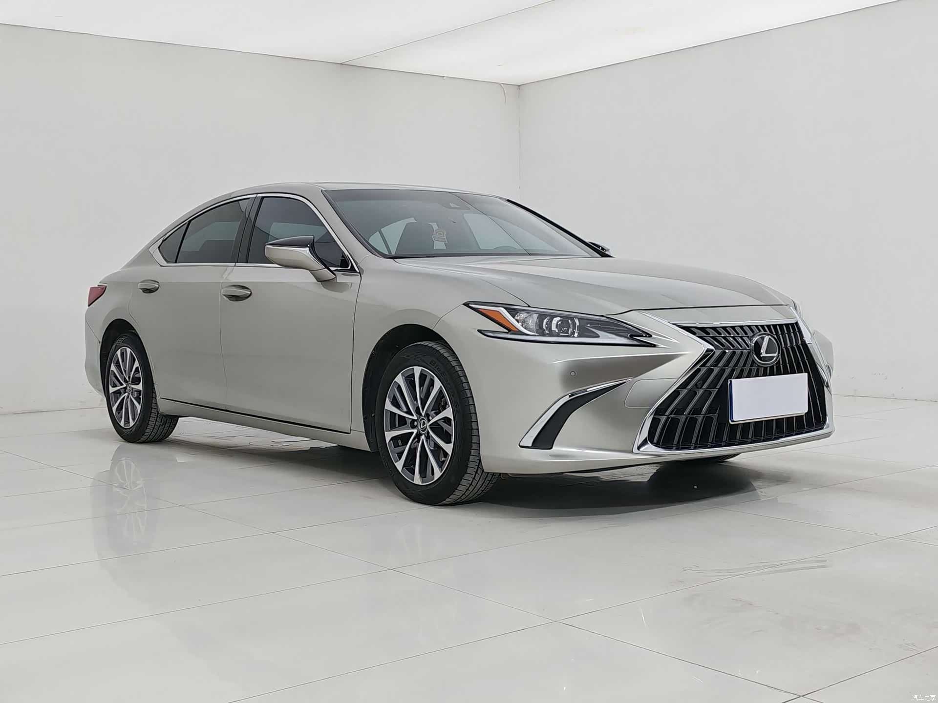Lexus ES, 2024 4