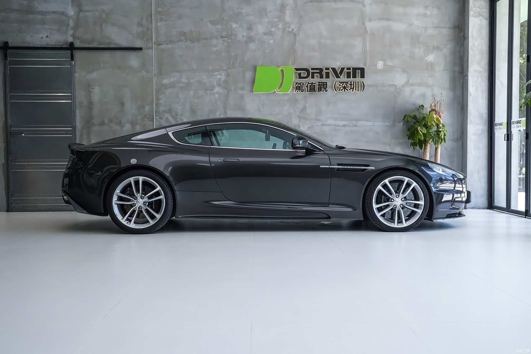 Aston Martin DBS, 2014 все фото
