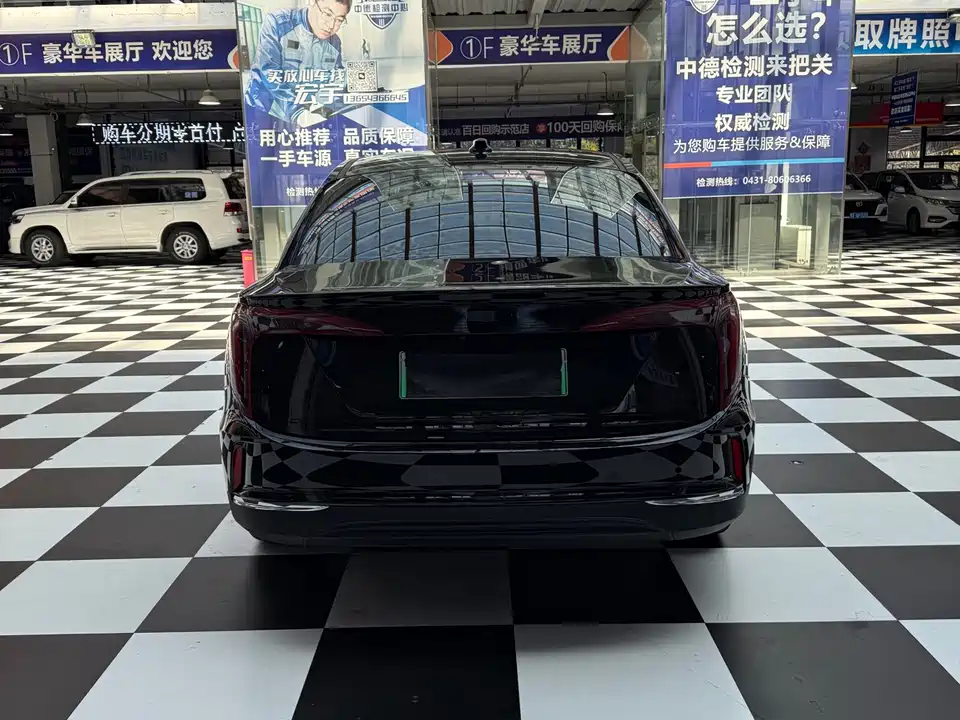 Hongqi E-QM5