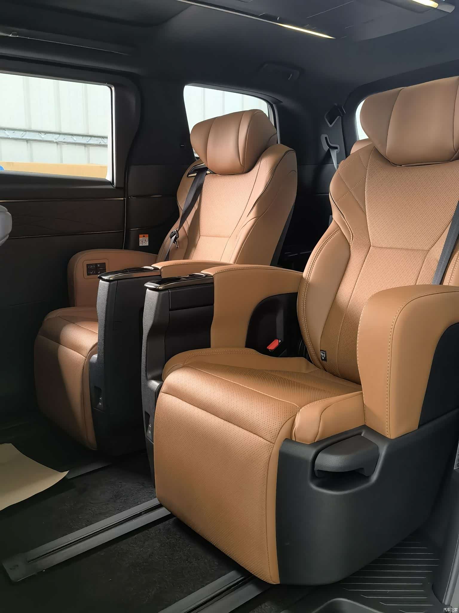 Toyota Vellfire, 2024 4