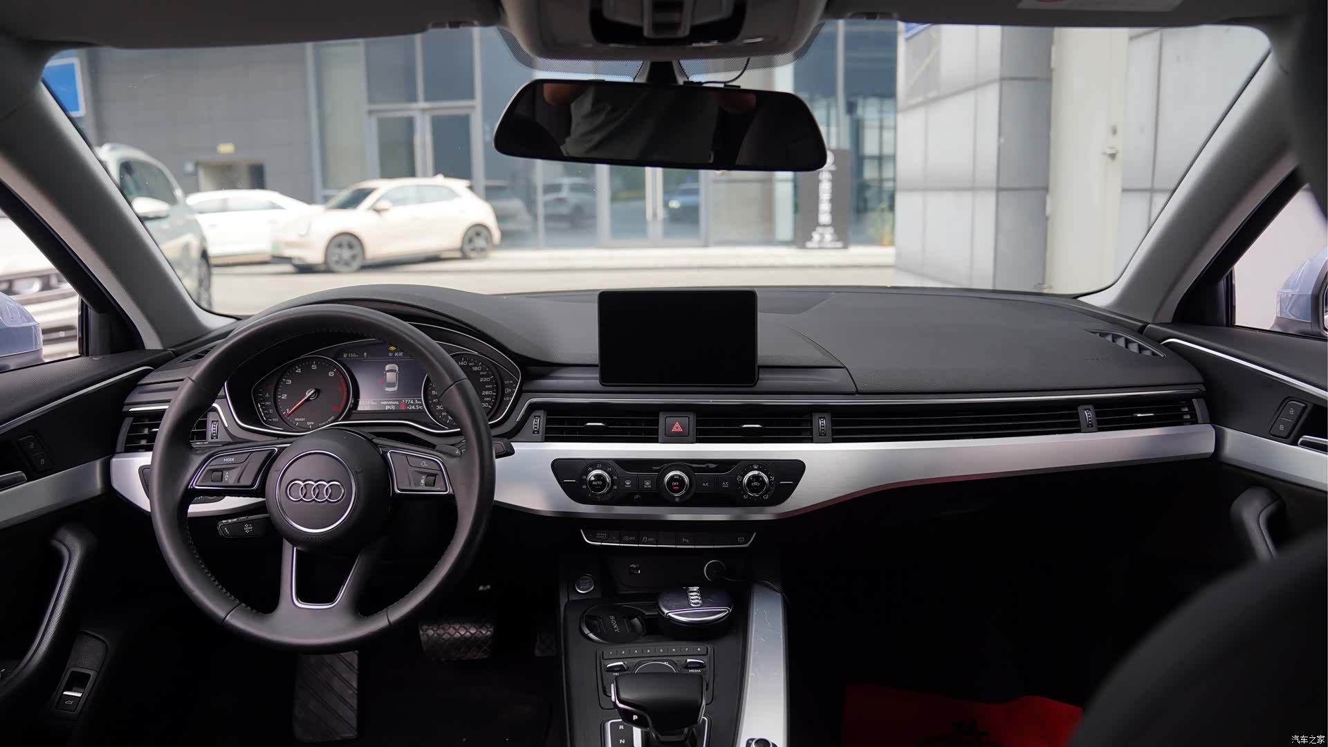 Audi A4L, 2019 все фото