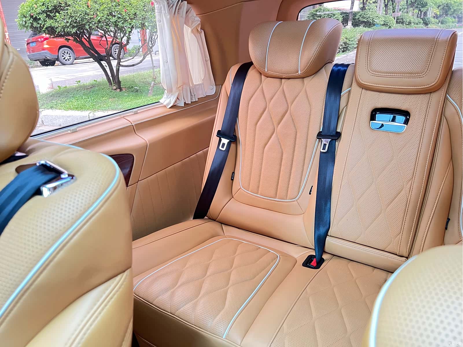Mercedes-Benz 7, 2021 24