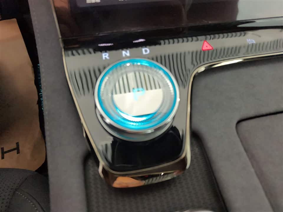 VOYAH Lantu chasing light