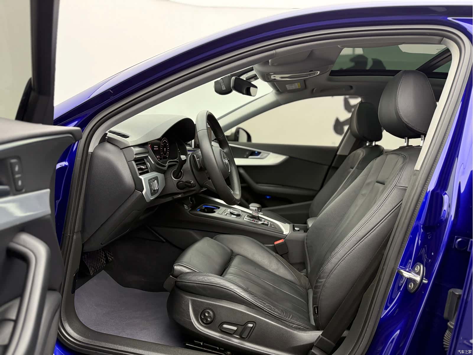 Audi A4L, 2019 все фото