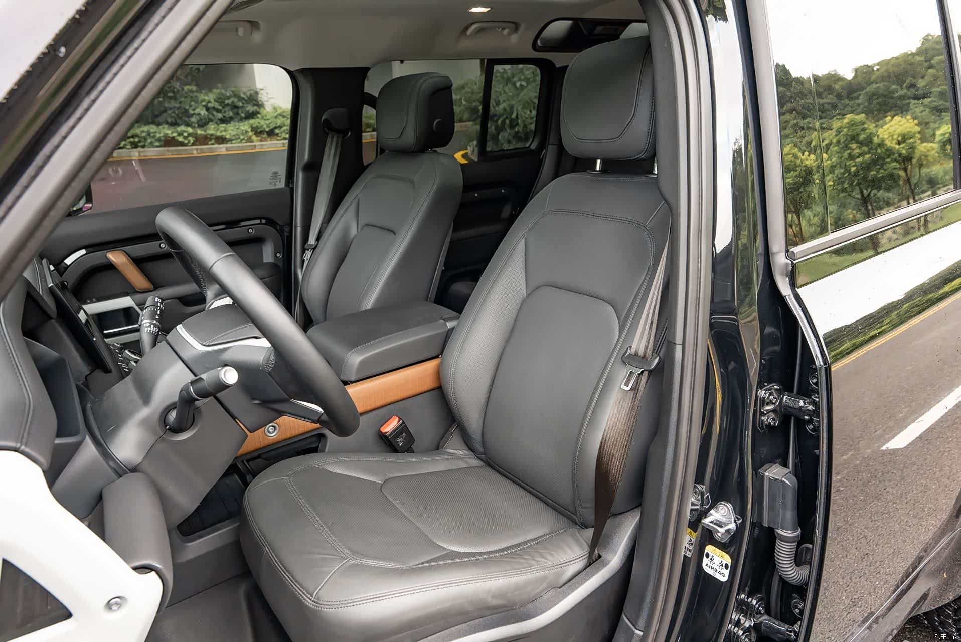 Land Rover Defender, 2023 3