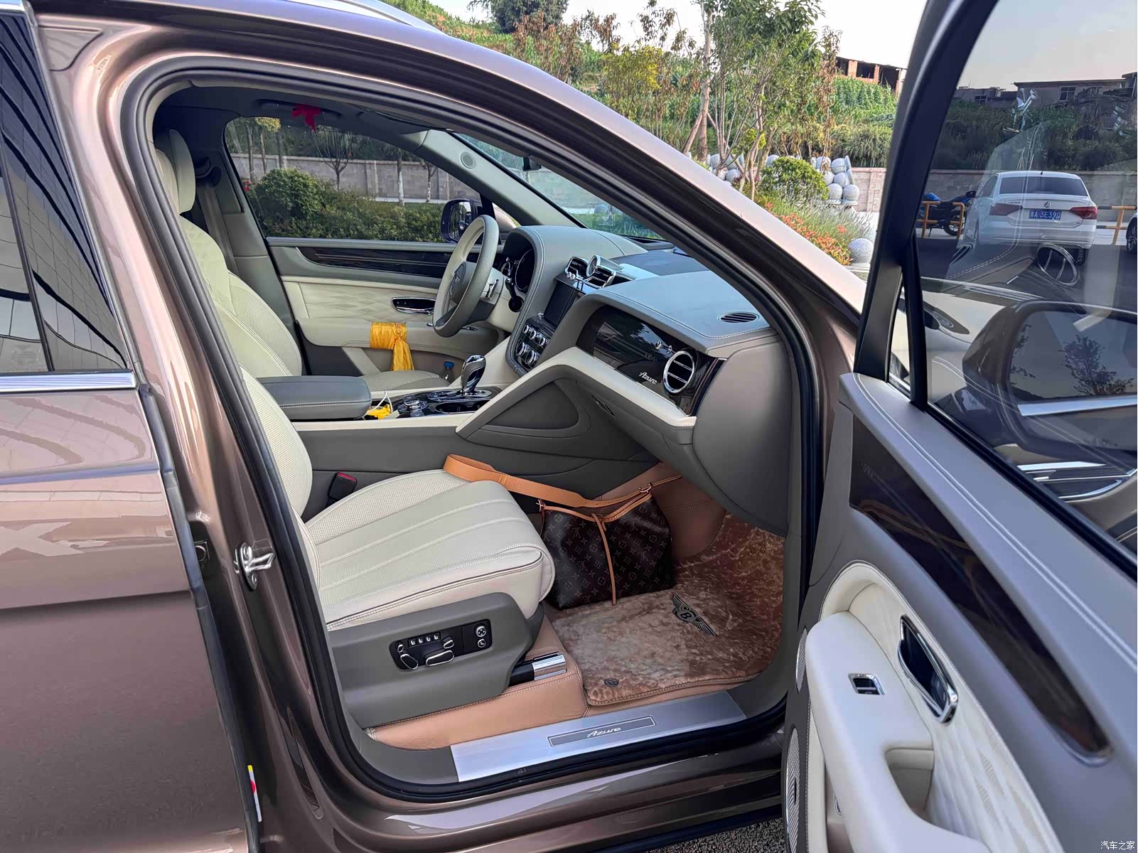Bentley Bentayga, 2023 11