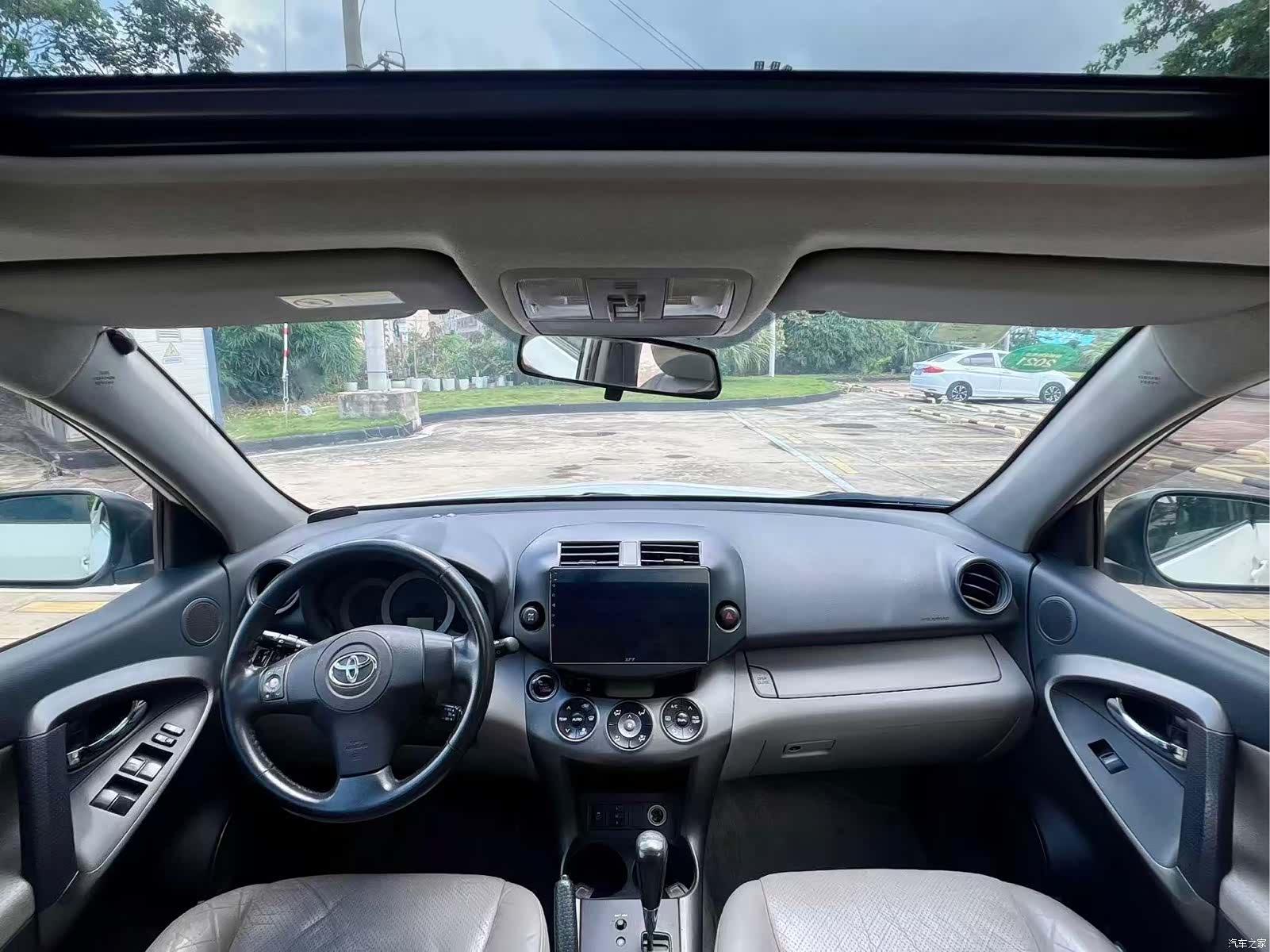 Toyota RAV4, 2011 4
