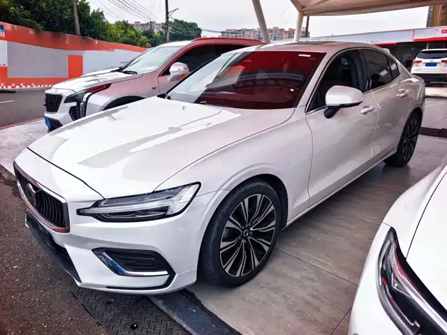 Volvo S60 2024 — купить из Китая под заказ
