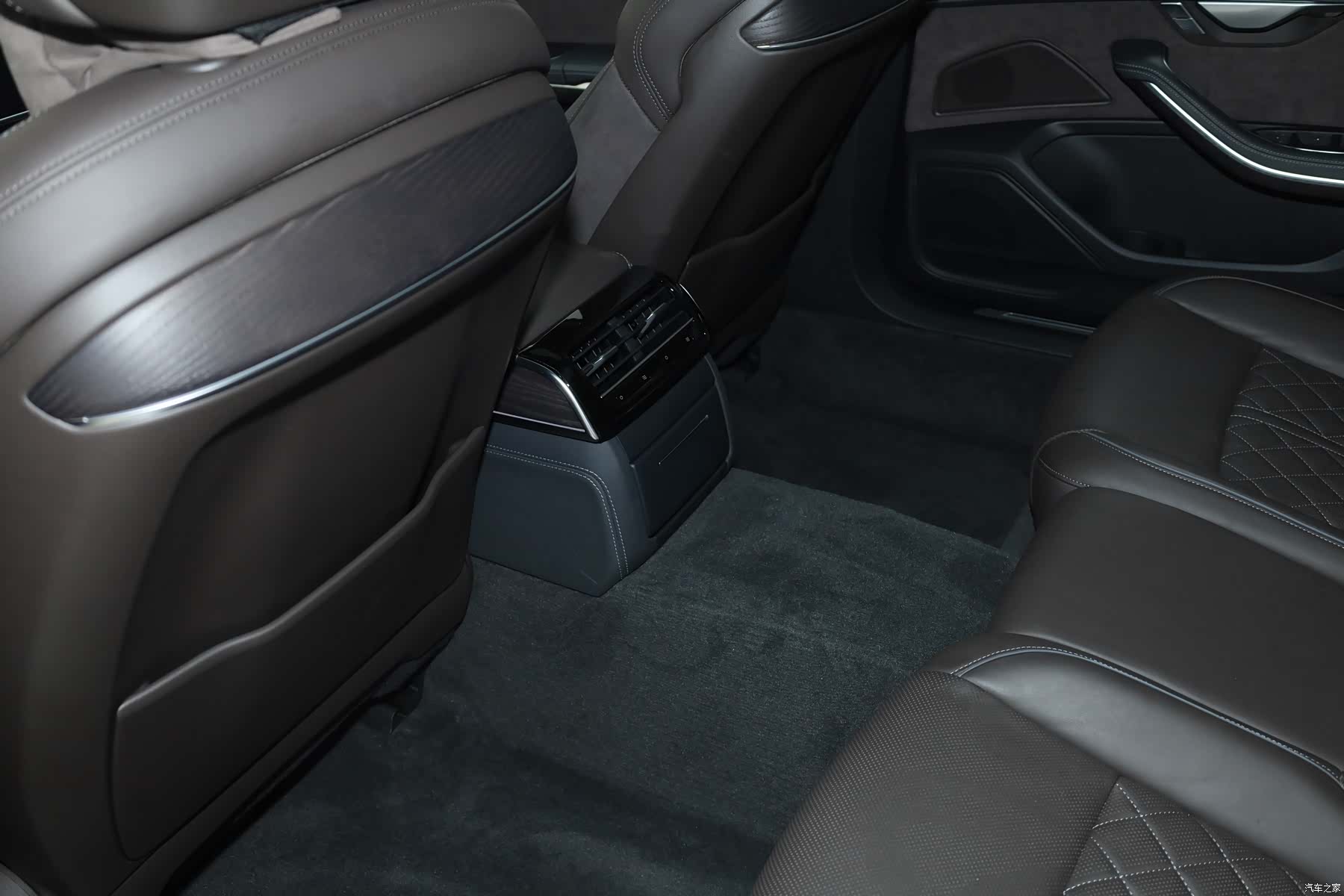 Audi A8L, 2023 31