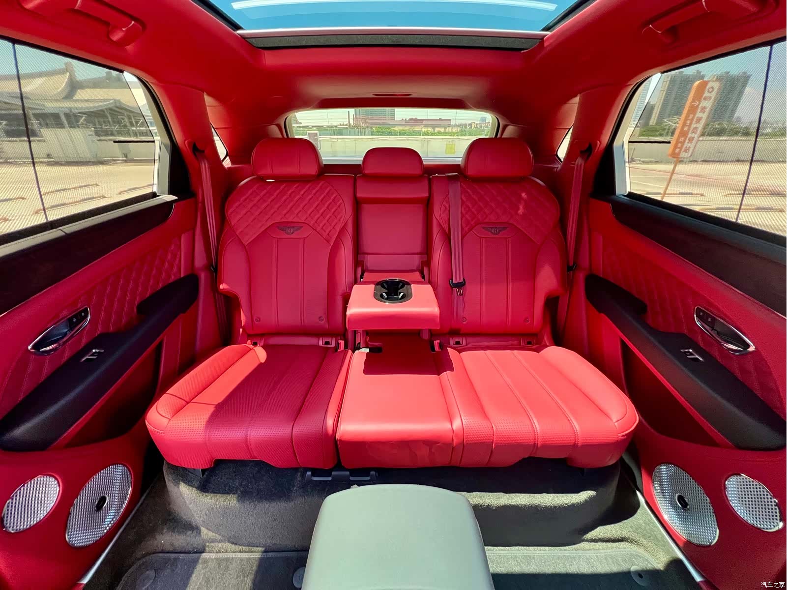 Bentley Bentayga, 2023 11
