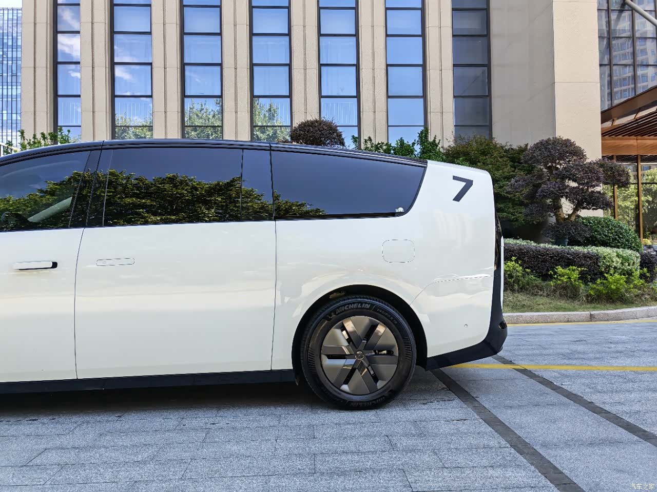 Li Auto MEGA, 2025 8