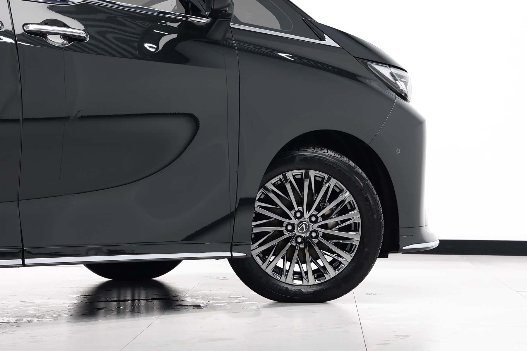 Lexus LM, 2023 все фото
