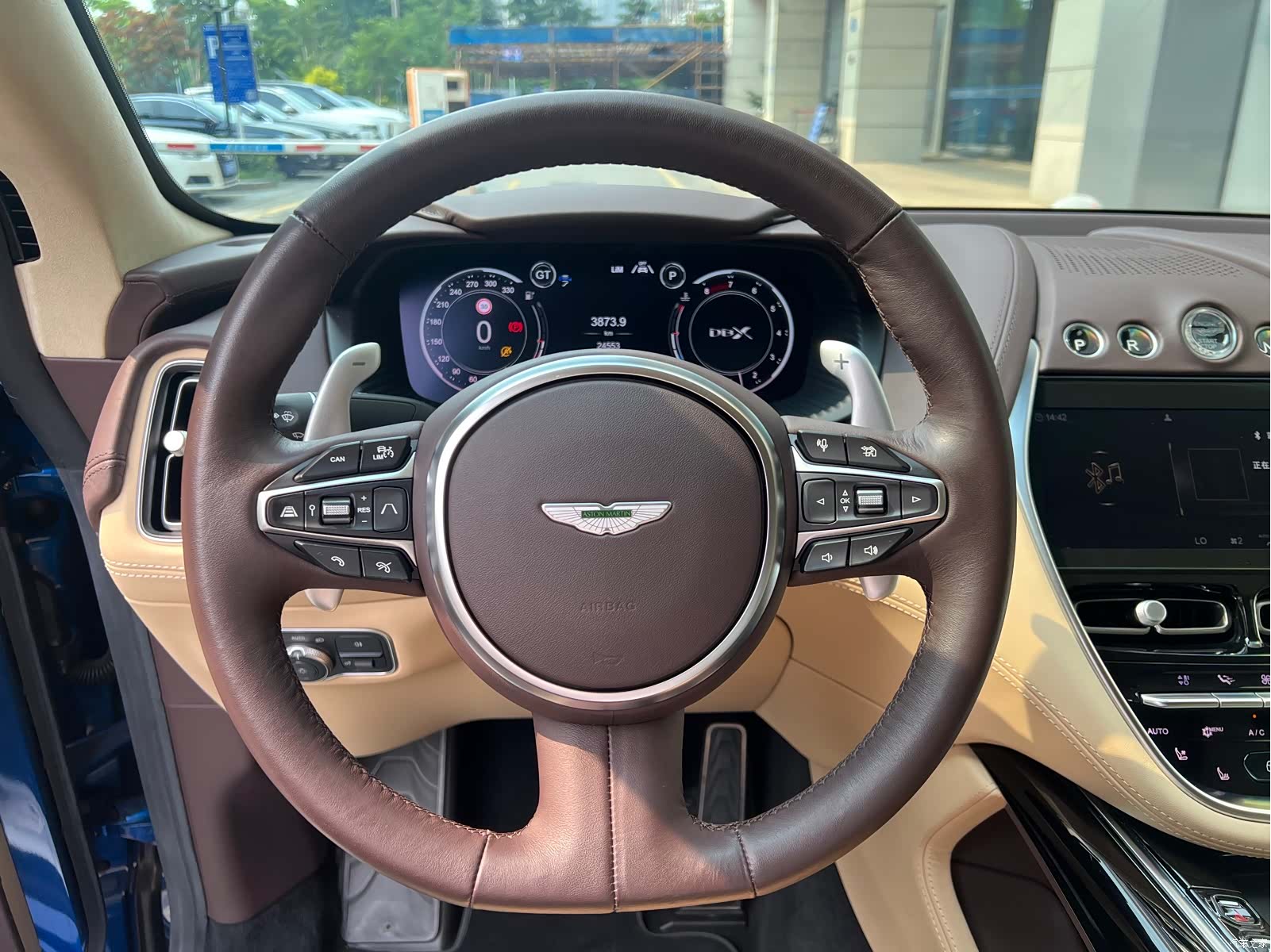 Aston Martin DBX, 2025 12