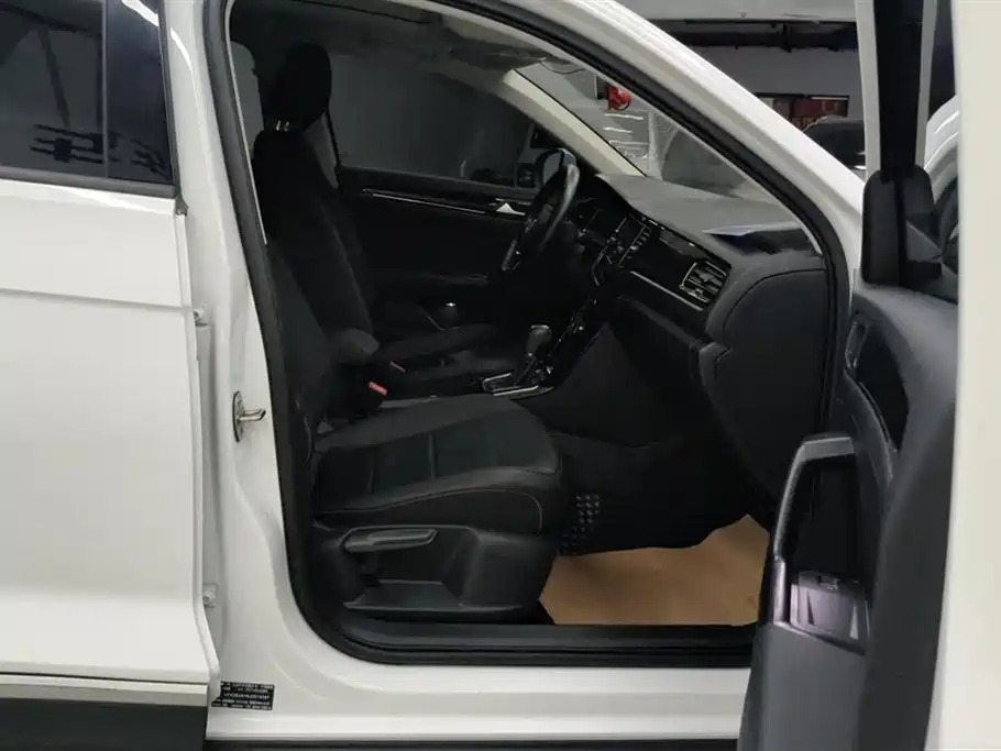 Volkswagen T-ROC exploring Songs