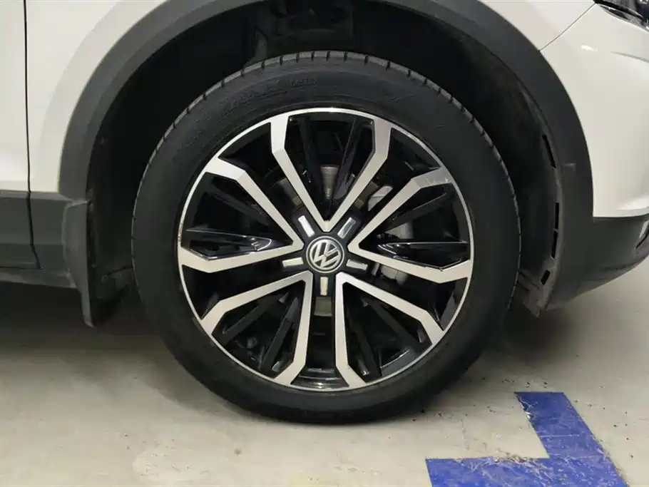 Volkswagen T-ROC exploring Songs