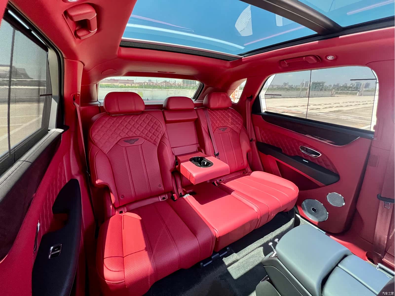 Bentley Bentayga, 2023 10