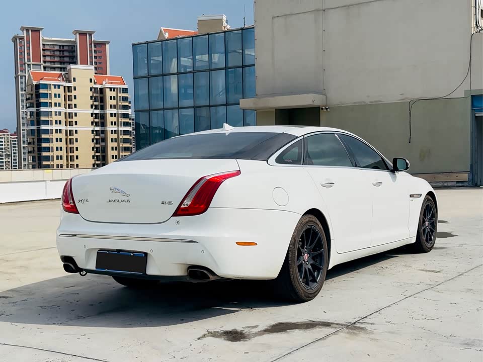 Jaguar XJ