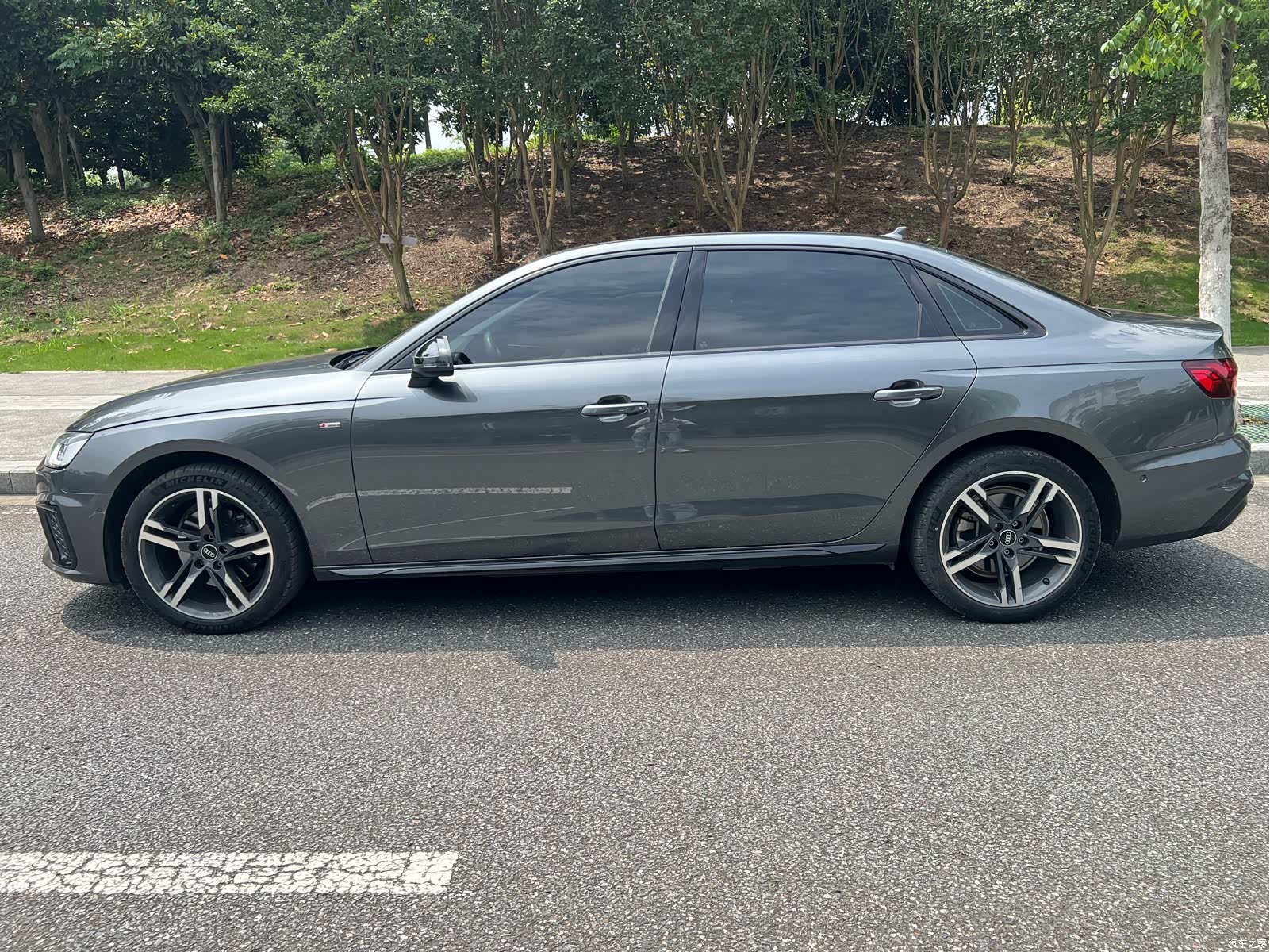 Audi A4L, 2022 все фото