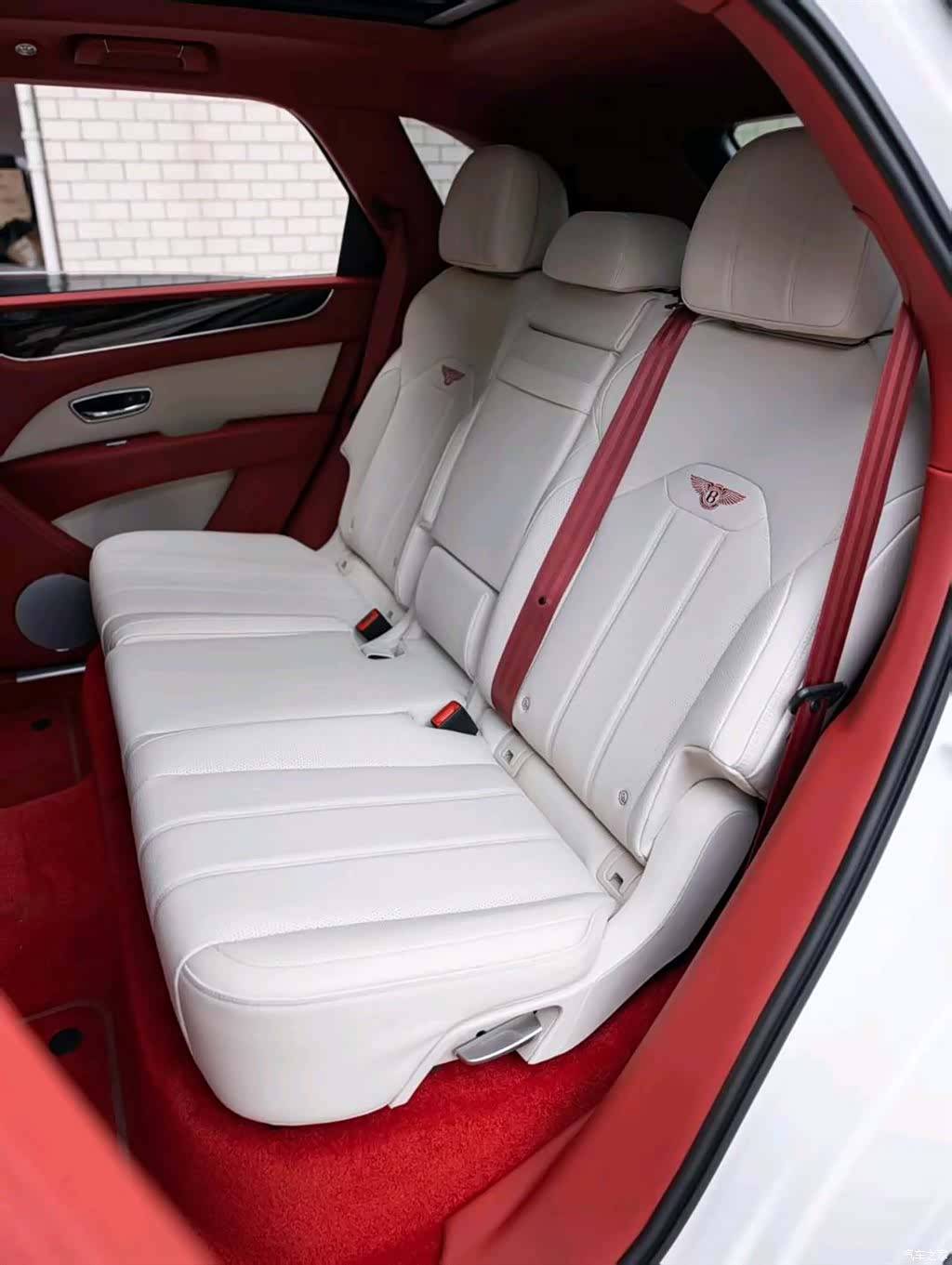 Bentley Bentayga, 2024 14