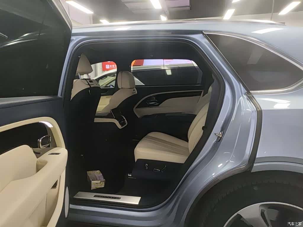 Bentley Bentayga, 2023 8