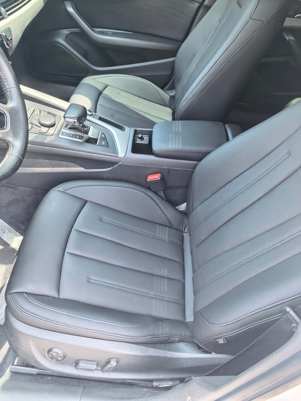 Audi A4L, 2018 все фото