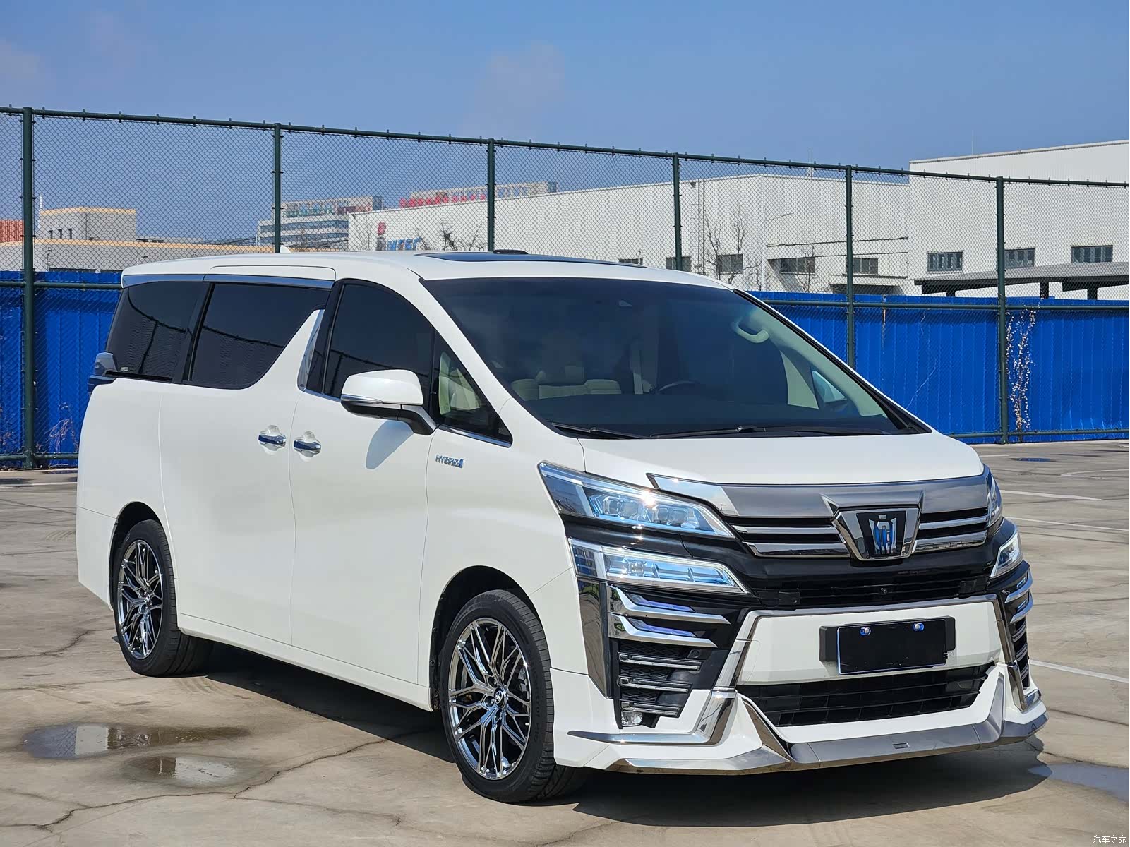 Toyota Vellfire, 2022 3