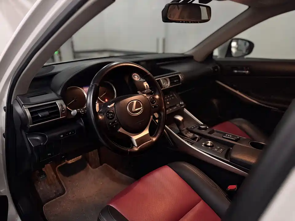 Lexus IS