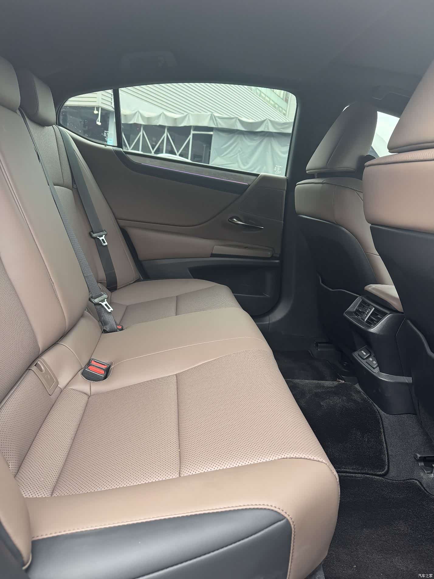 Lexus ES, 2025 13