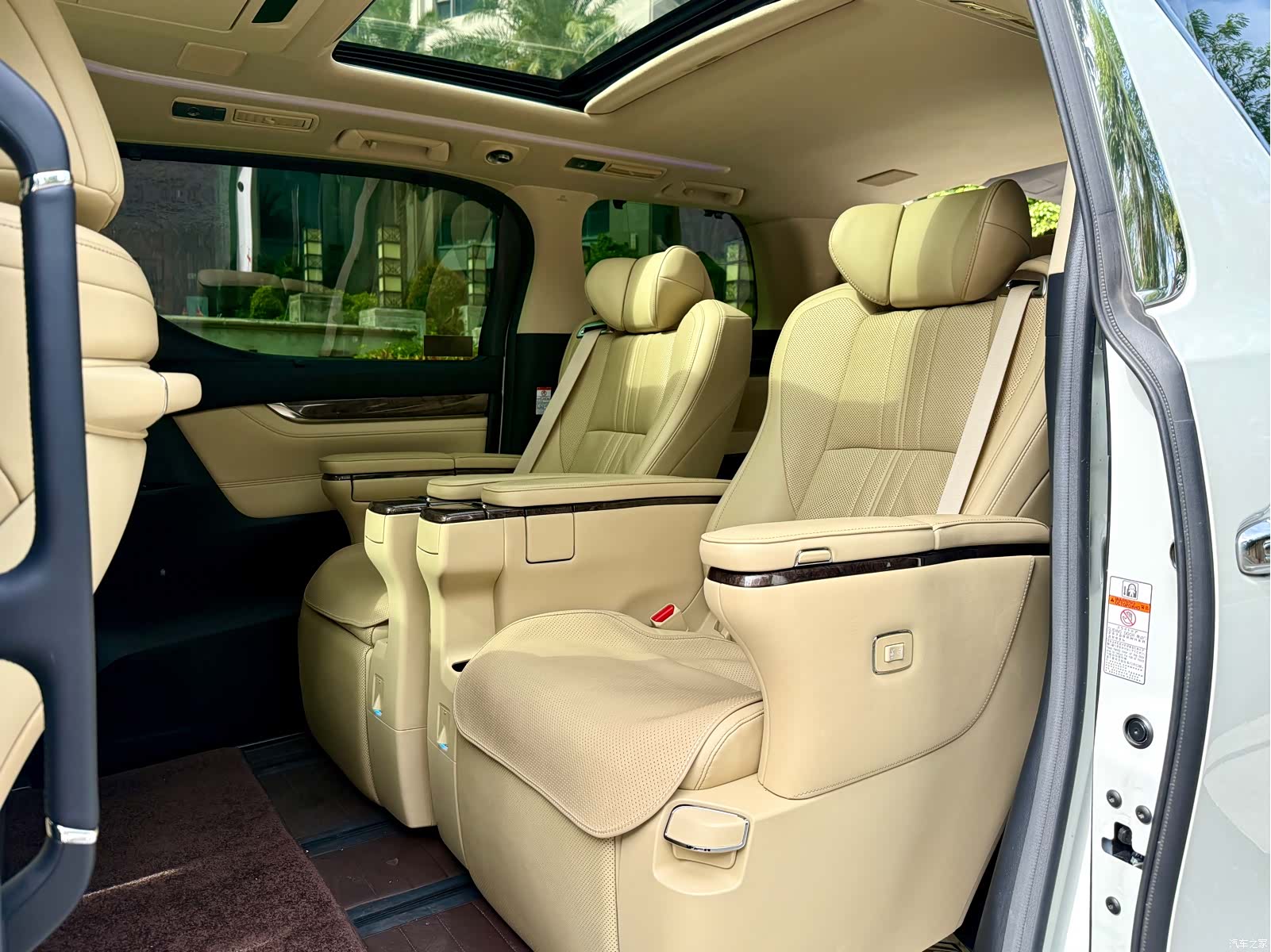 Toyota Vellfire, 2021 11