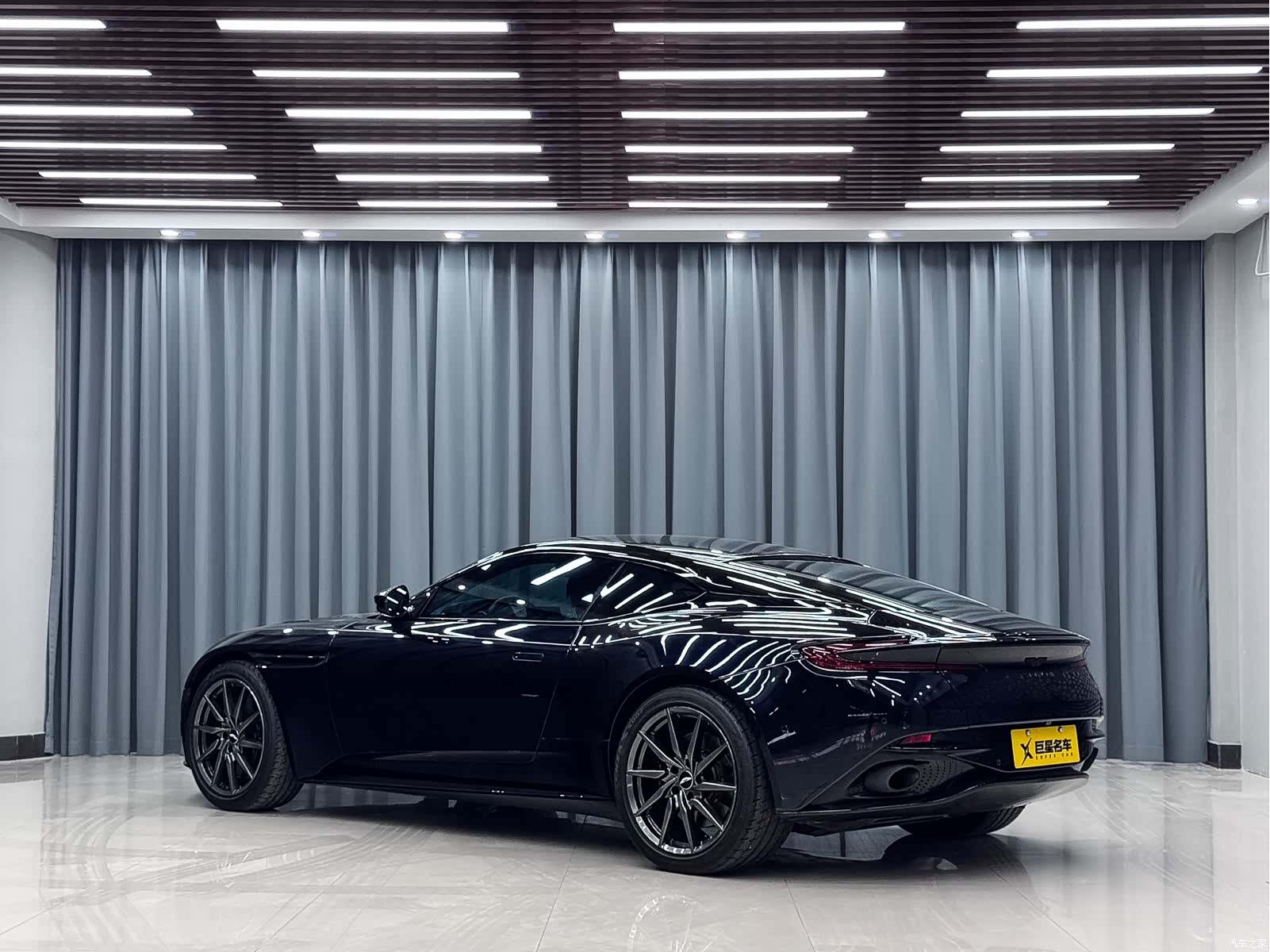 Aston Martin DB11, 2017 10