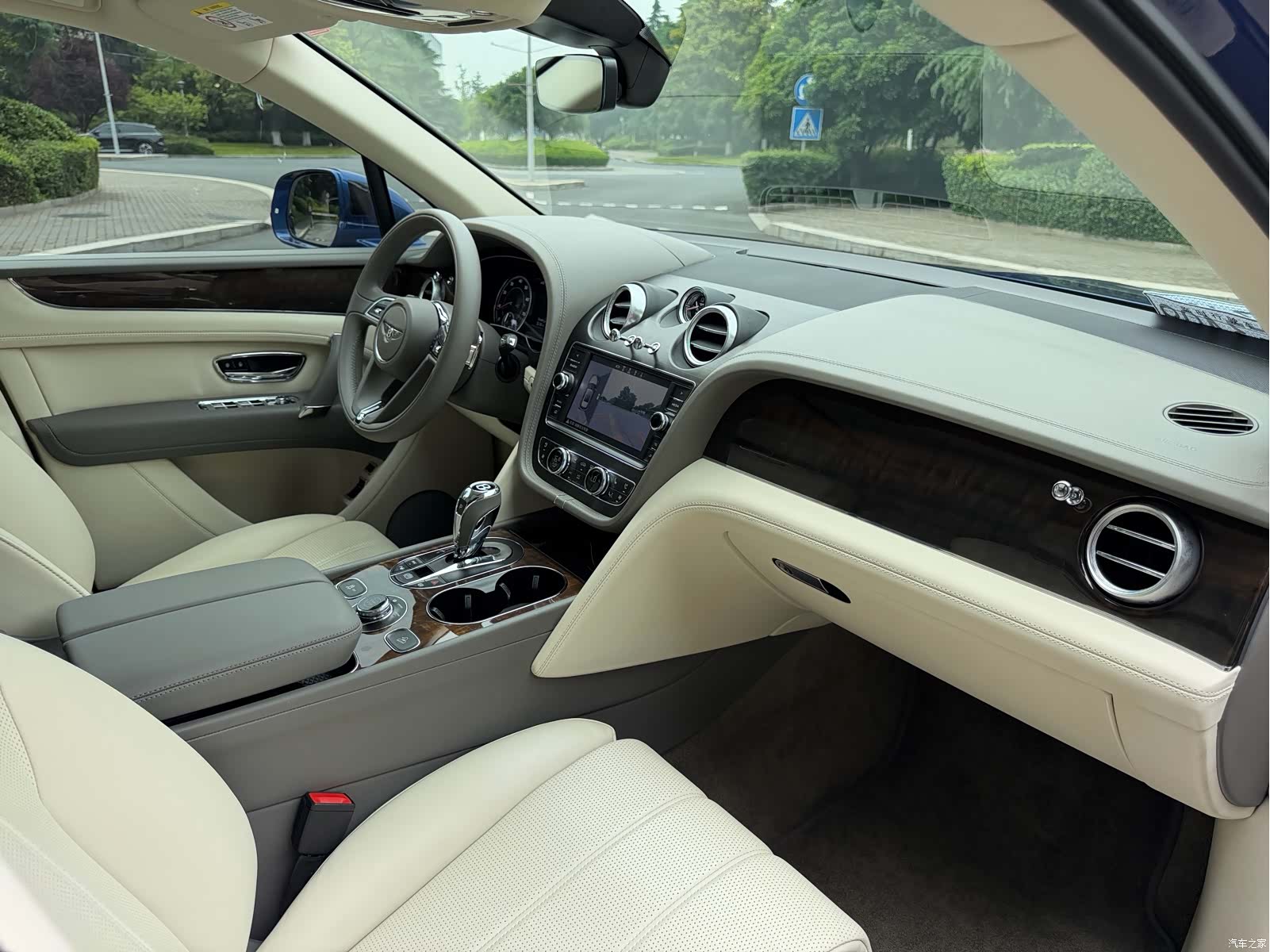 Bentley Bentayga, 2019 23