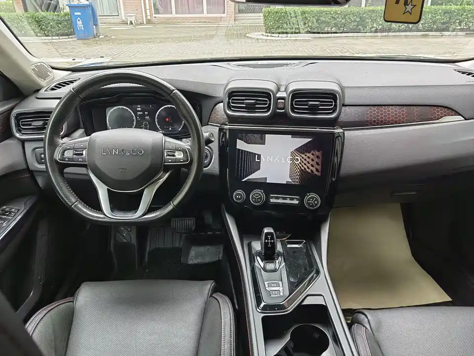 Lynk & Co 02