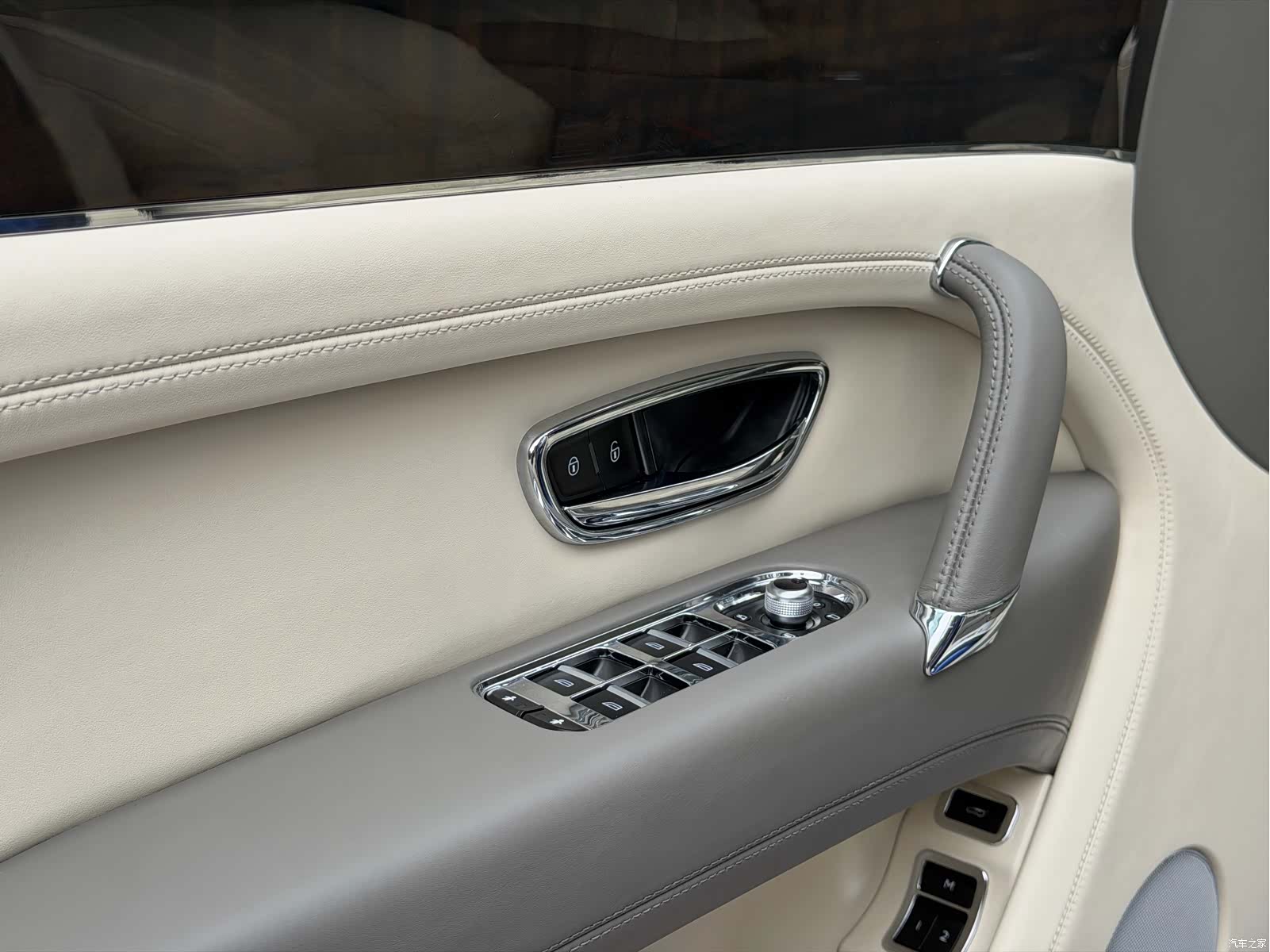 Bentley Bentayga, 2019 11